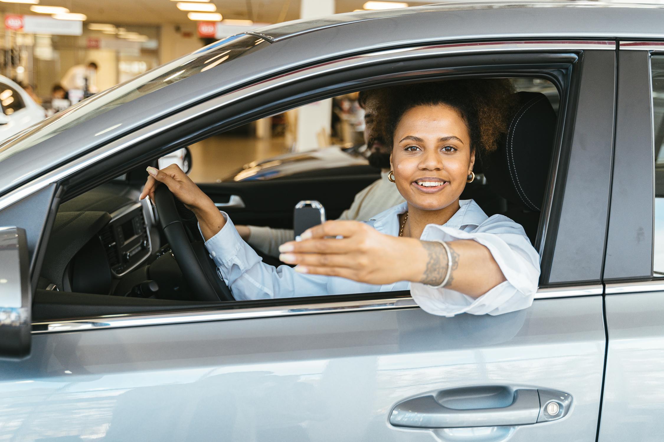 Mujer con llaves de coche nuevo